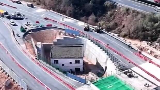 В Китае построили шоссе вокруг дома