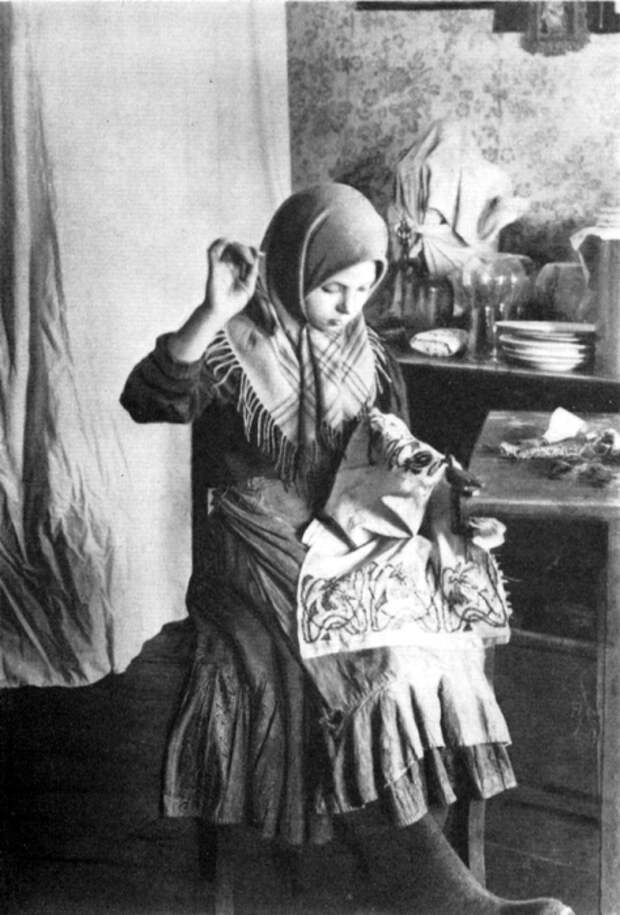 Девочка вышивает платок. Владимирская губерния, 1914 год.
