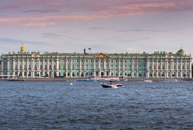 Зимний дворец был построен еще при Елизавете Петровне, но Екатерина II использовала его, когда жила в Санкт-Петербурге. 