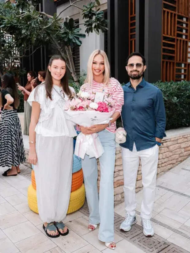 Виктория Лопырёва с близкими