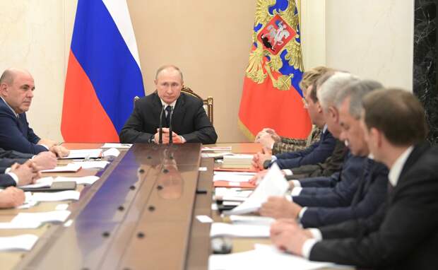 Лица министров помрачнели на встрече с Путиным: Хазин о грядущих отставках