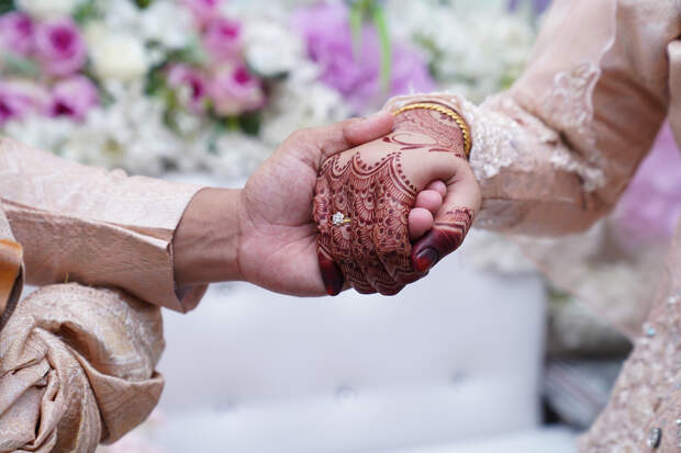 Мужчина женился на женщине на 23 года старше его и рассказал о нападках хейтеров