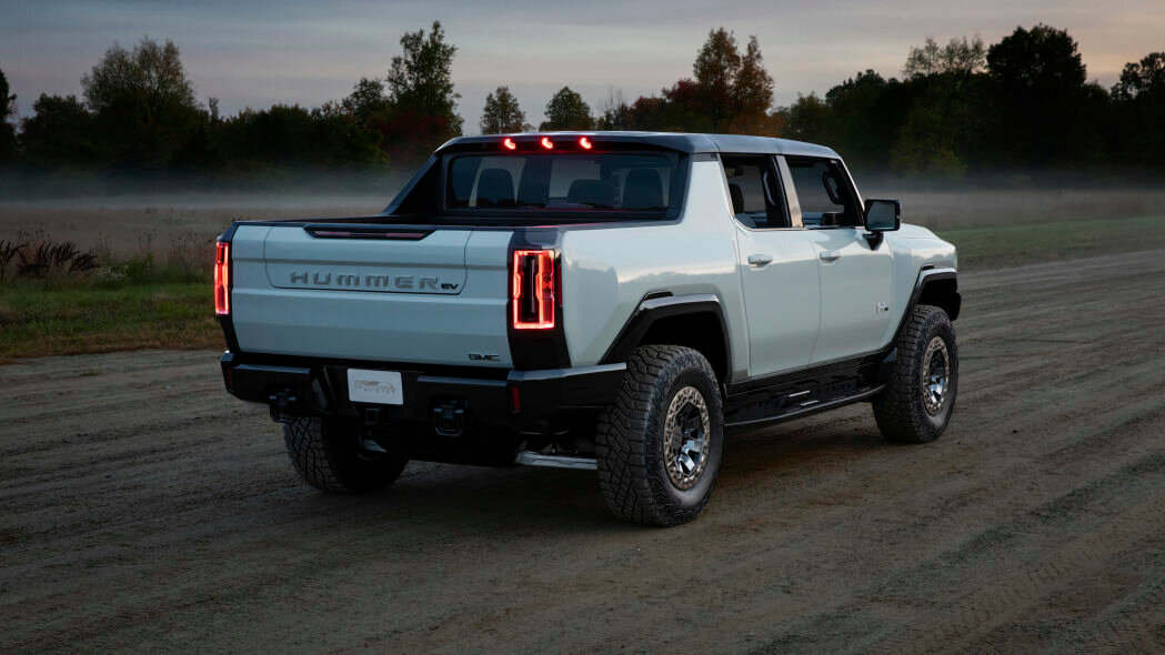 GMC Hummer EV показал себя как 1000-сильный, 350-мильный, быстро заряжающийся ЗВЕРЬ!