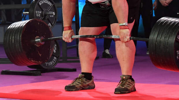 Российских тяжелоатлетов допустили до международных турниров с флагом и гимном