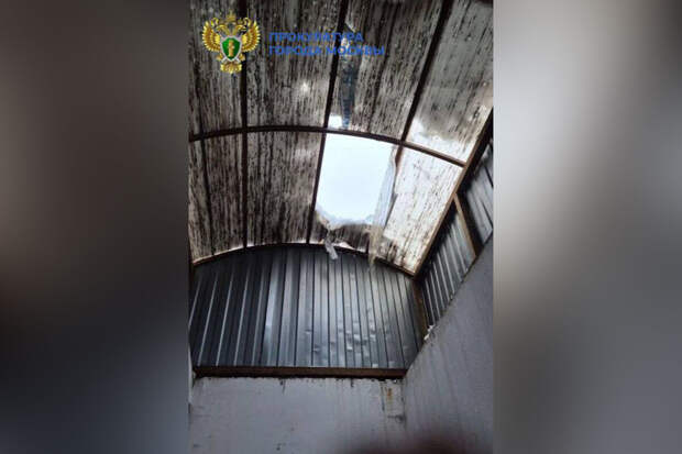 Прокуратура Москвы показала кадры падения детей, упавших в постройку на парковке