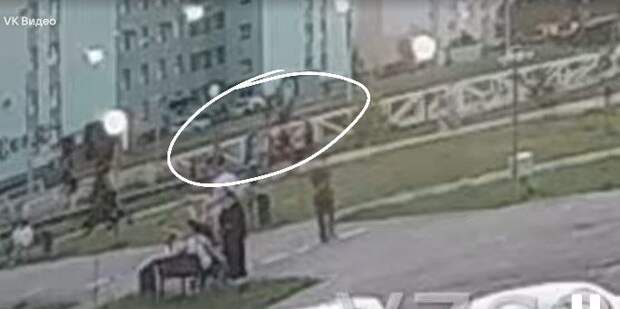 Вот на этом пятачке люди оттаскивают агрессора от ребенка. Фото: тг-канал "Мигранты — всё как есть".