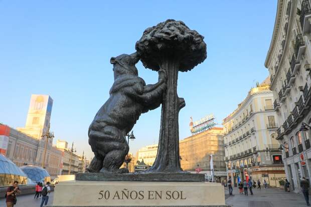 Фигура медведя с земляничным деревом в Мадриде.