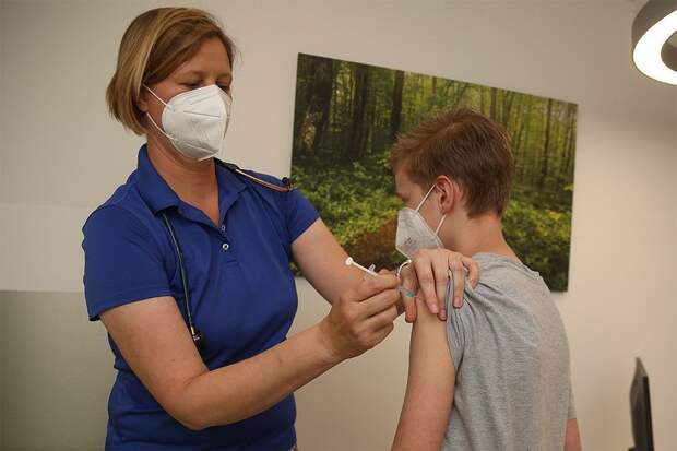ВОЗ призвала вакцинировать детей и подростков