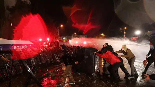Более 20 человек пострадали в ходе протестов у здания ЦИК в Тбилиси