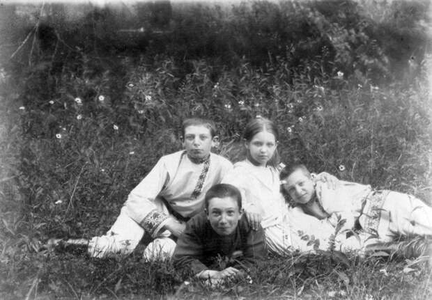 Борис Савинков (на переднем плане) с детьми Беневскими - Михаилом, Марией, Иваном (слева направо). 1895 год./Фото: img.rg.ru