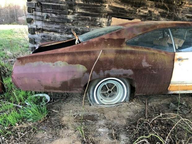 Брошенная Chevrolet Impala простояла 35 лет под навесом в поле barn find, chevrolet, авто, автомобили, олдтаймер, ретро авто