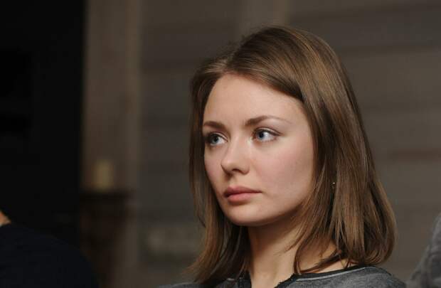 Актриса Карина Разумовская в топе и юбке пришла на кинопремьеру