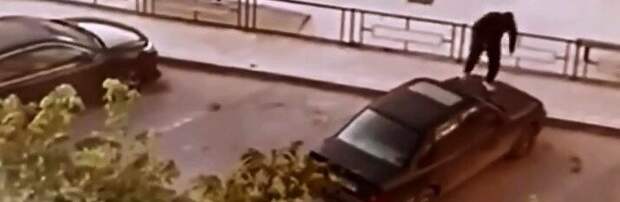 Пытался разбить стекло в авто: дебошира оштрафовали за  нарушение тишины в Актау