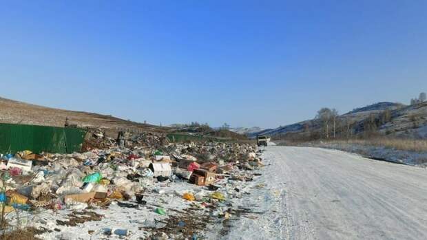 "Мусор летит на дорогу". Почему в Чарыше не могут найти виновных в проблемах со свалкой