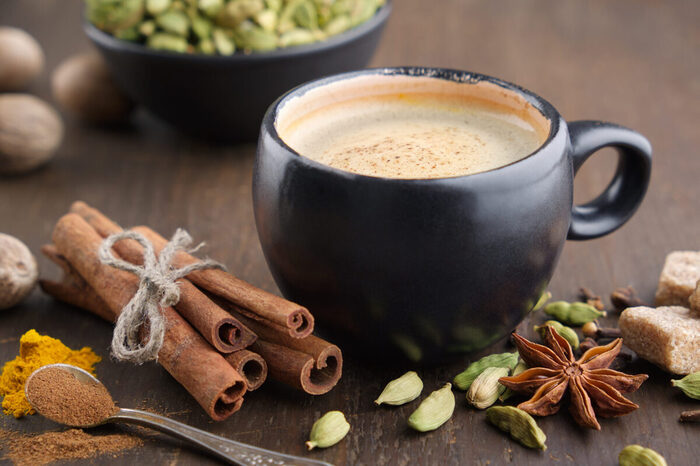 В кофе с молоком можно добавлять корицу и мускатный орех. / Фото: edscoffeebus.com