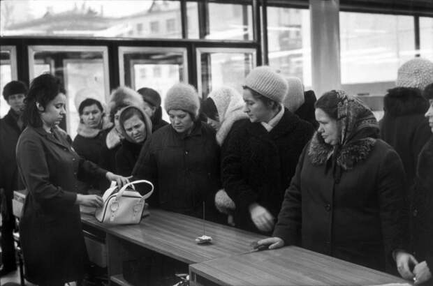 Очередь в магазине на Арбате. СССР, Москва, Арбат, 1972 год.