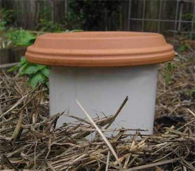 Закройте компостер крышкой.