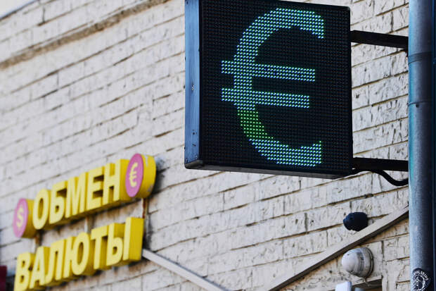 Курс евро в ходе торгов превысил 100 рублей впервые с 19 апреля