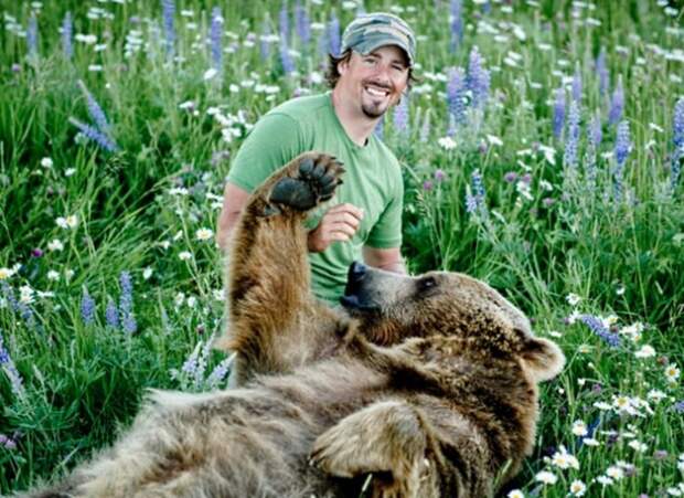 Этот парень нашел двух медвежат возле умершей матери. Произошедшее потом не передать словами…