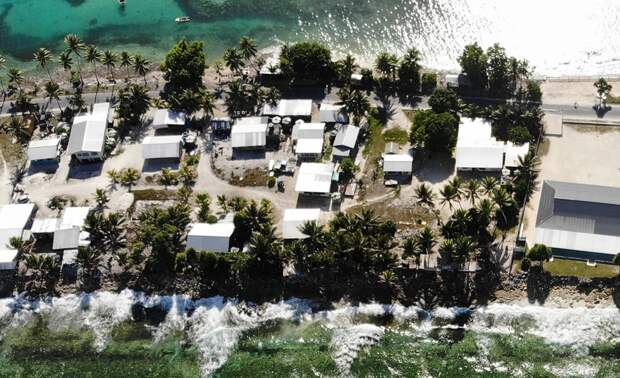 Один из посёлков Тувалу - как видим, от воды до воды тут совсем небольшое расстояние