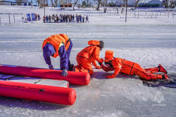Волжанам продемонстрировали мастер-класс по действиям в случае провала под лёд