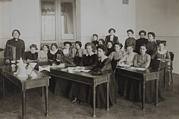 Первый женский университет в&nbsp;России: чему там учили и&nbsp;почему мужчины были против