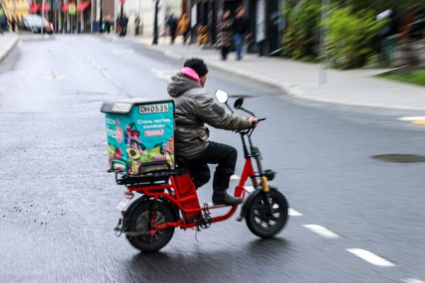В Москве курьер возил ребёнка в сумке для доставки ради забавы
