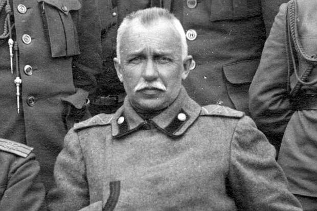 Андрей Евгеньевич Снесарев. В РККА — с апреля 1918 года. Принимал участие в обороне Царицына от казаков атамана Краснова, при этом — носил форму с погонами и конфликтовал со Сталиным и Ворошиловым. В тридцатые годы обвинялся в создании подпольных контрреволюционных организаций, дважды (!) приговорен к расстрелу. Но высшая мера была заменена 10-летним заключением благодаря личным указаниям Сталина.