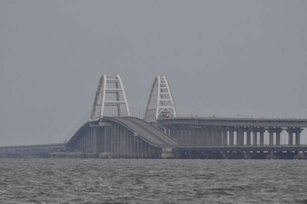 На Крымском мосту временно перекрыли движение транспорта