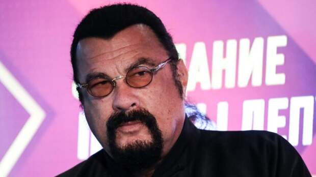 Путин наградил актера Стивена Сигала орденом Дружбы