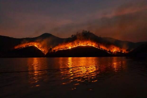 _пожар_катастрофа-1024x683 Кипр  просит о помощи: над островом Афродиты густой черный дым из-за масштабных пожаров