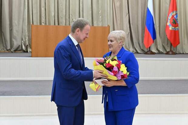 Томенко вручил награды лучшим работникам дорожной и транспортной отрасли / Фото: Антон Червяков