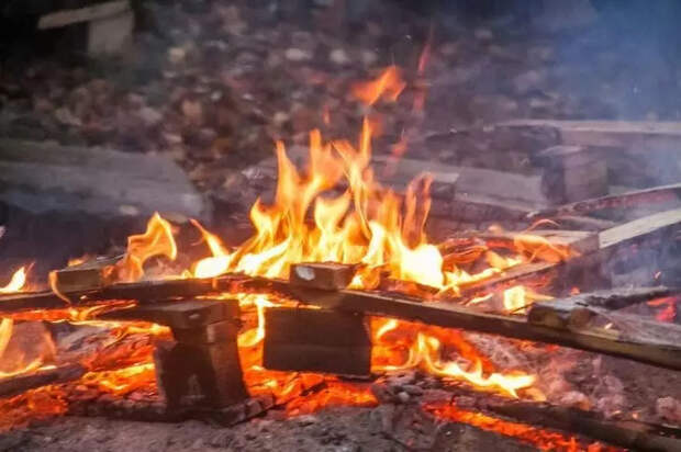 Обычные люди видят в потухшем костре лишь пепел и золу