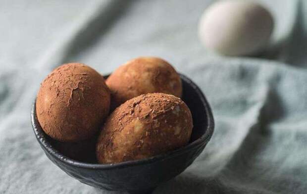 Первые шоколадные яйца были придуманы как десерт для пасхального празднества. /Фото: i2.wp.com