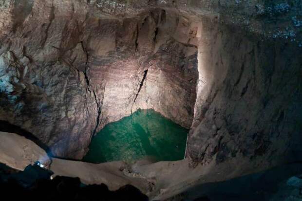 Новоафонская пещера в Абхазии, в которую можно попасть по железной дороге