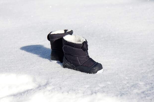 6. Если распылить эту жидкость на ботинки зимой, то они покроются водоотталкивающей пленкой. Ноги не будут промокать во время длительных прогулок по снегу. wd-40, эффективные способы использования