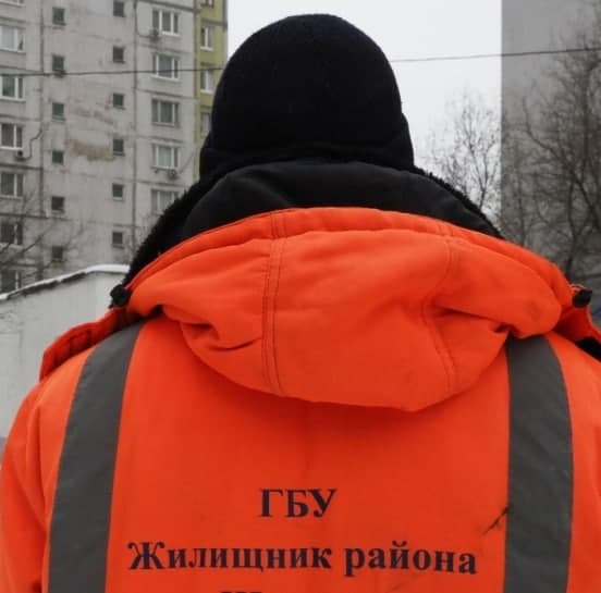 На детской площадке на Хорошевском шоссе удалили опасный штырь