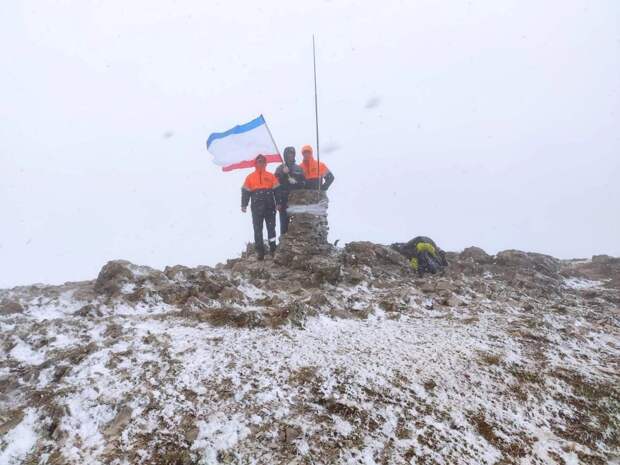 В горах Крыма выпал мокрый снег
