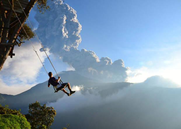 Качели раскачивают туристов на высоте 2660 метров над уровнем моря.