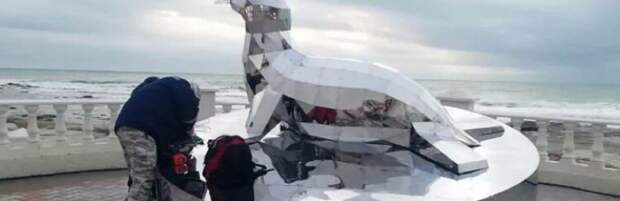 В Актау установили двухметровую композицию, посвященную каспийскому тюленю