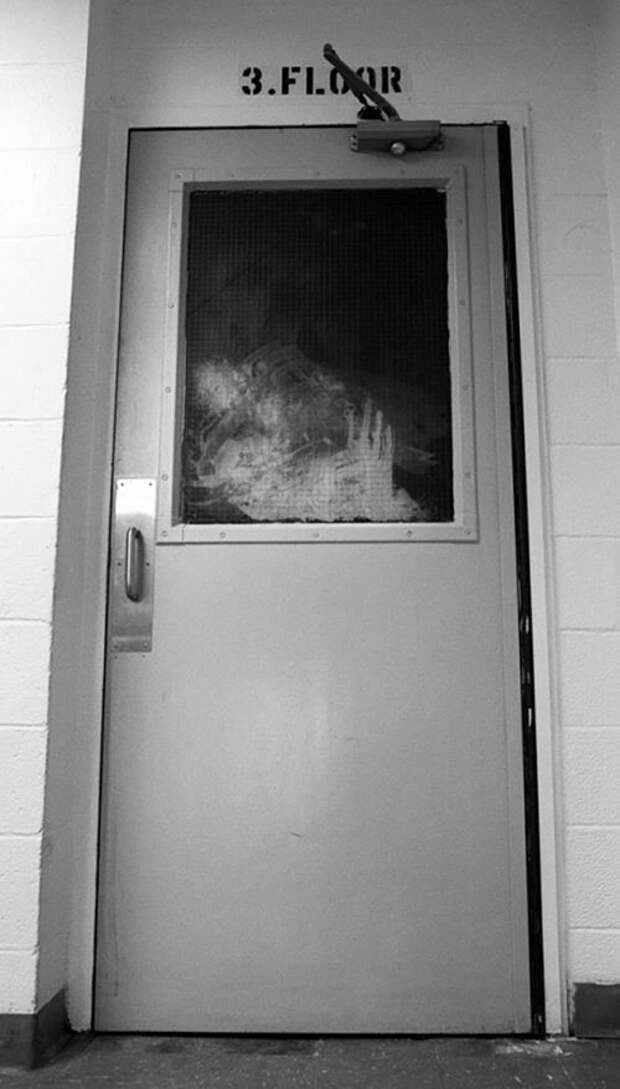 Дверь кампуса Сетон Холла после пожара, 2000 год, Нью Джерси, США было, история, фото