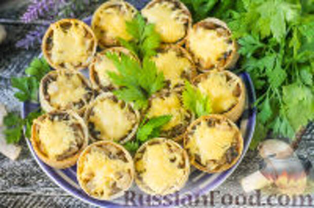 Фото приготовления рецепта: Тарталетки с курицей, грибами и сыром - шаг №8