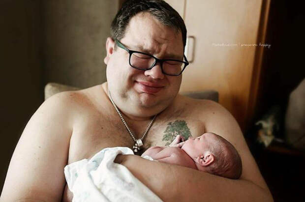 Этот мужчина сделал тату на груди, когда у его жены случился выкидыш. Сейчас у него на руках новорожденная дочь - и он счастлив Любовь, дети, младенцы, нежность, отцы, отцы и дети, родители, фото