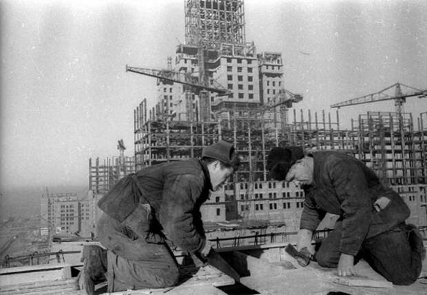 Замурованные в бетоне тела и побег на дельтаплане: главные истории строительства МГУ