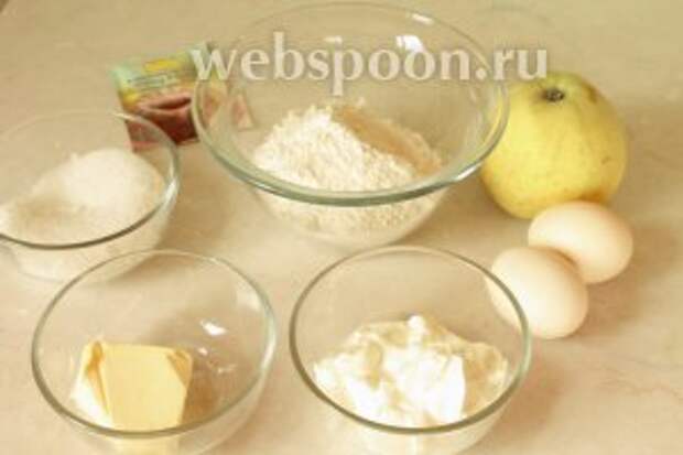 Для яблочного пирога нужно взять муку, масло, разрыхлитель, яйца, большое яблоко, сахар и сметану.