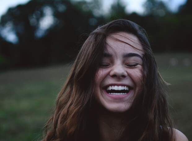 Хирург Сафонова: у улыбчивых людей ниже риск появления брылей