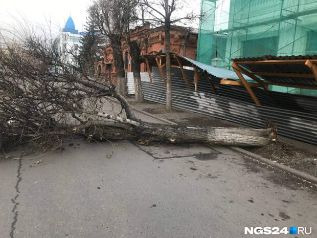 Из-за урагана в Красноярском крае массово пропадает электричество
