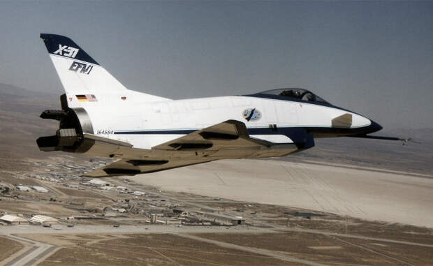 X-31A Потом был X-31A, супер-подвижный военный корабль, который мог повернуть на 180 градусов прямо в воздухе. Там, где другие самолеты выходили из под контроля, этот красавец показывал чудеса акробатики, способные впечатлить даже птицу. X-31A получил звание самого быстрого самолета земли — на собственной реактивной струе он достигал скорости в девять раз большей скорости звука.