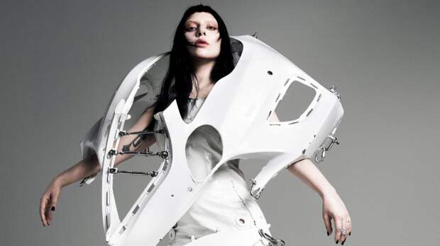 Леди Гага представила платье с автозапчастями
