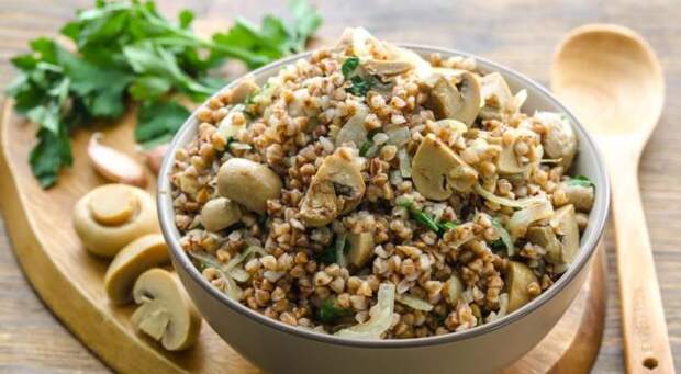 Гречневая каша с грибами. \ Фото: gastronom.ru. Гречневая каша с грибами. \ Фото: gastronom.ru.